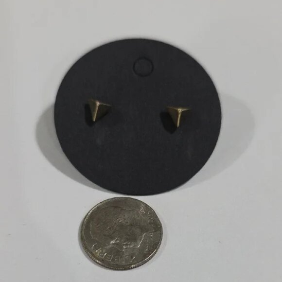 Gold 3D Triangle Stud Earrings – Minimalist Geometric Women’s Fashion Jewelry - Picture 5 of 9